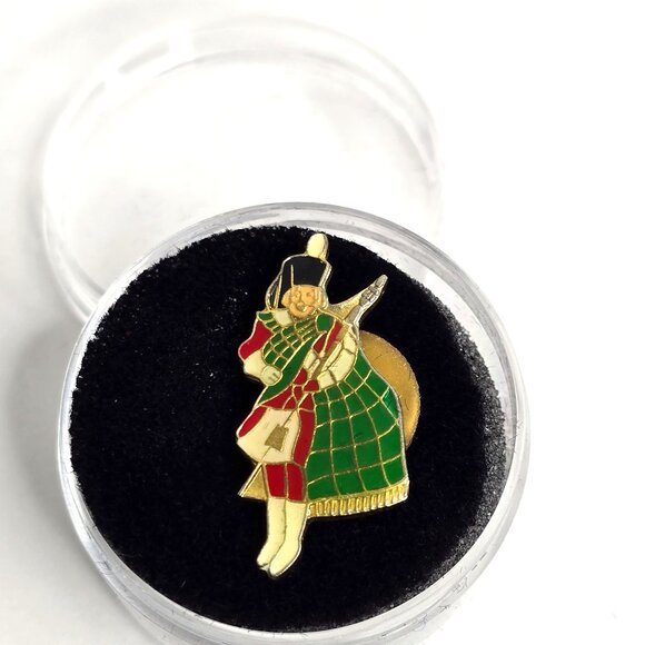 Vintage Scottish Piper Lapel Pin Enamel - Picture 1 of 2